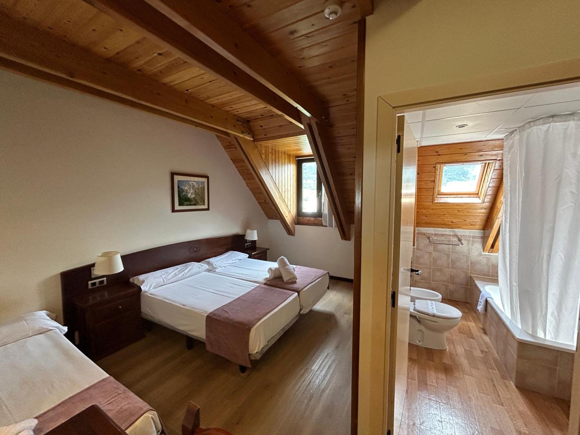 Hotel Romànic Estación Extérieur photo