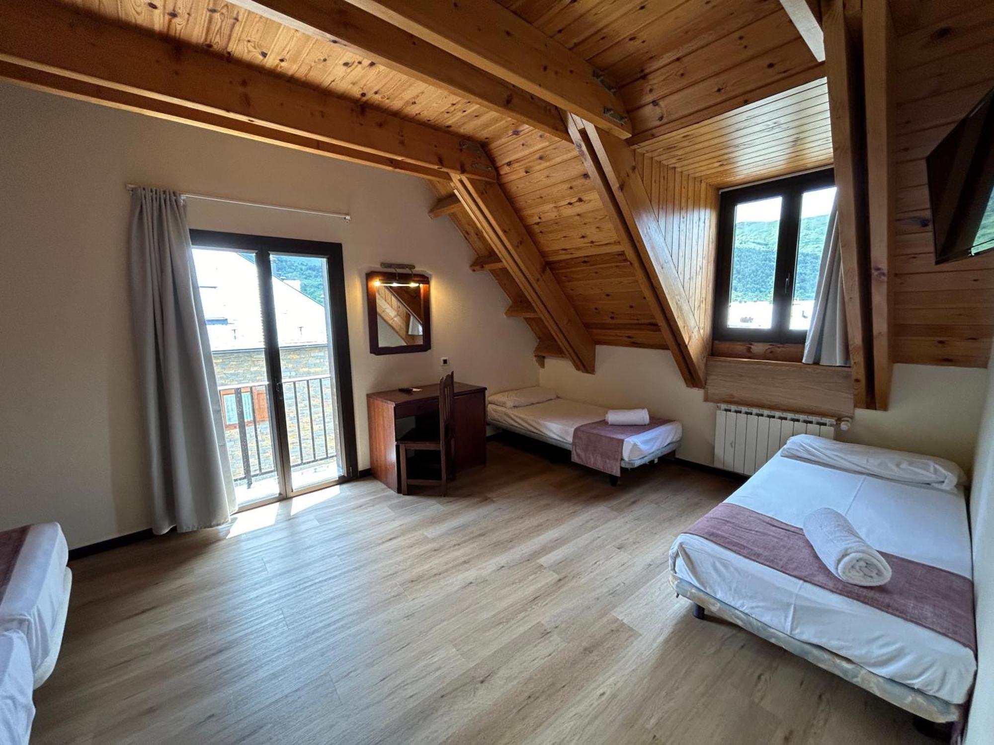 Hotel Romànic Estación Extérieur photo