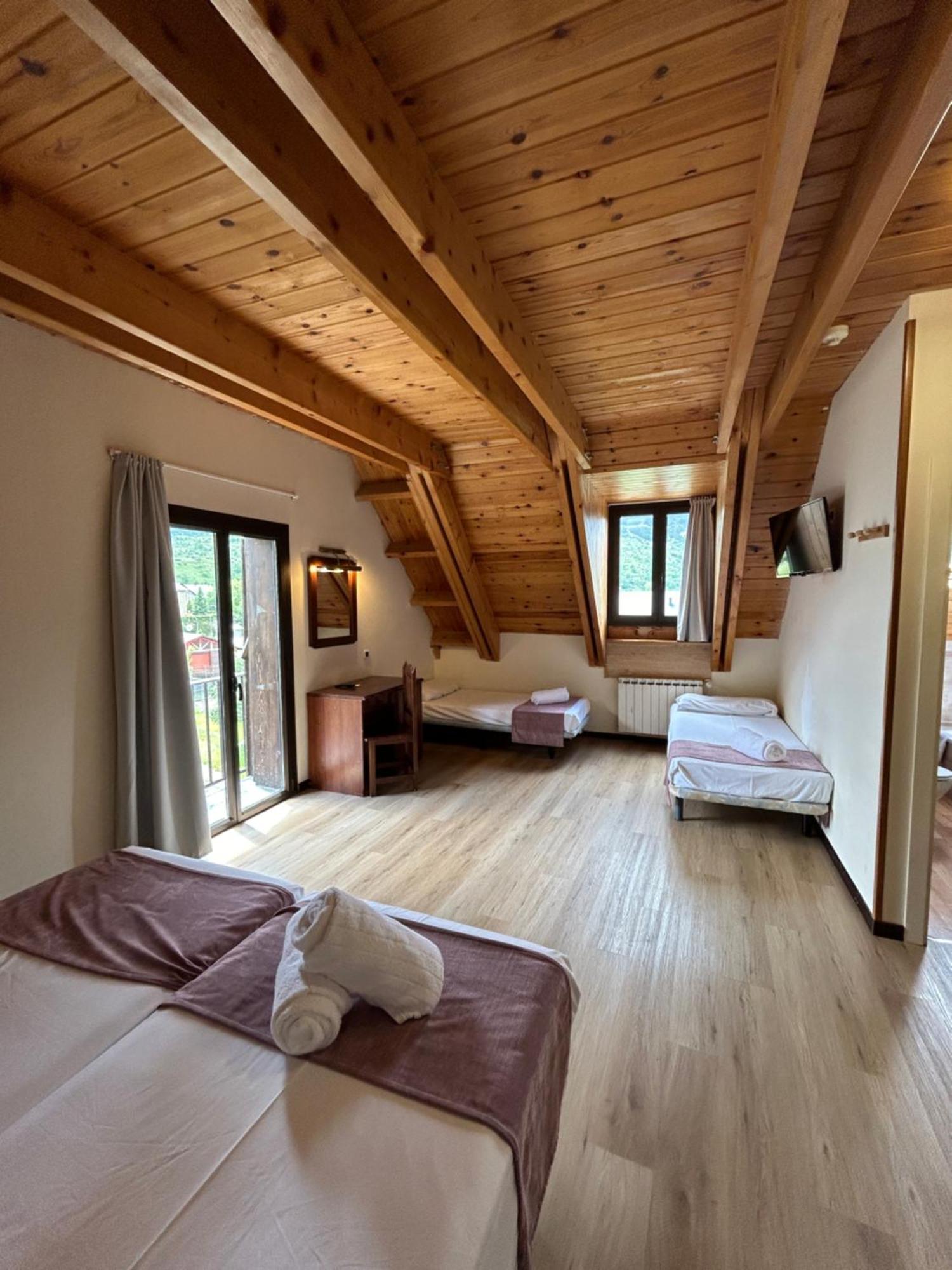 Hotel Romànic Estación Extérieur photo
