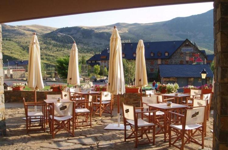 Hotel Romànic Estación Extérieur photo