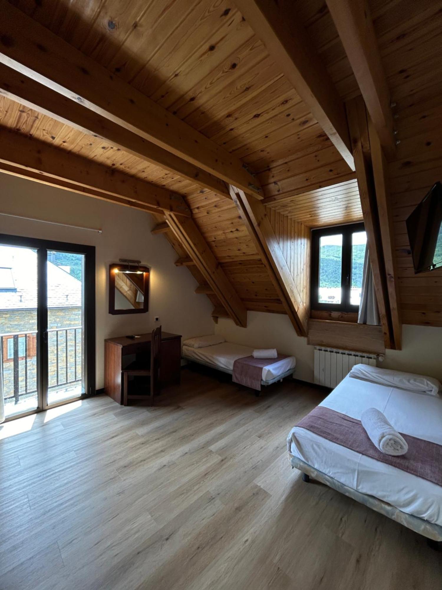 Hotel Romànic Estación Extérieur photo